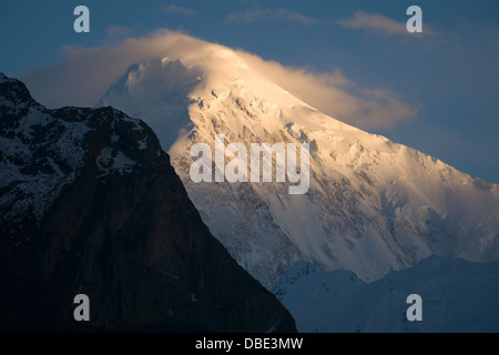 Diran Peak vu de Karimabad au coucher du soleil, la vallée de Hunza, Gilgit-Baltistan, Pakistan Banque D'Images