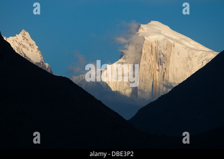 Spantik (Golden Peak) vu de Karimabad au coucher du soleil, la vallée de Hunza, Gilgit-Baltistan, Pakistan Banque D'Images