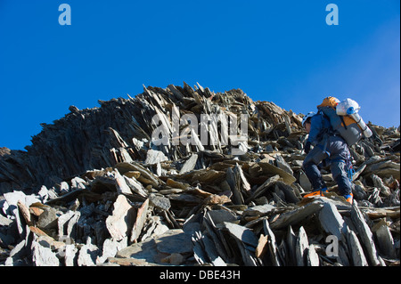 Climber sur Aiguille de Bionnassay sur la route vers le Mont Blanc, France, Europe (MR) Banque D'Images