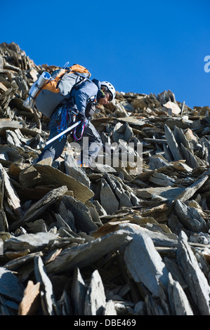 Climber sur Aiguille de Bionnassay sur la route vers le Mont Blanc, France, Europe (MR) Banque D'Images