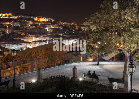 Baixa et le château dans la nuit de miradouro San Pedro de Alcantara de Bairro Alto, Lisbonne, Portugal Banque D'Images
