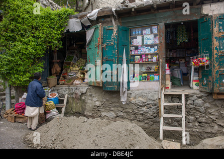 Magasins traditionnels sur la route du fort, la vallée de Hunza, Karimabad, Gilgit-Baltistan, Pakistan Banque D'Images