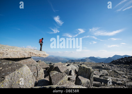 Female hiker sur la pierre, Glyder Fach, parc national de Snowdonia, Pays de Galles Banque D'Images