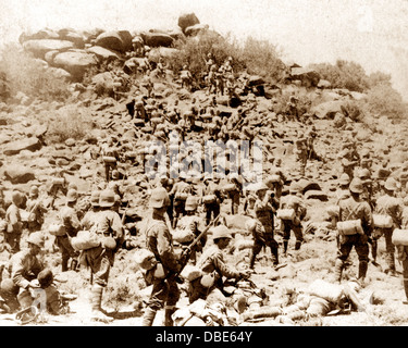 Guerre des Boers Suffolk Regiment d'assaut une colline près de Durban période victorienne Banque D'Images