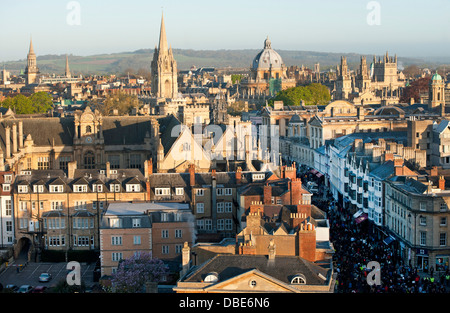 Mai au matin à Oxford, quand Magadalen College choir chantent à l'aube comme le soleil se lève et les gens envahissent les rues . Banque D'Images