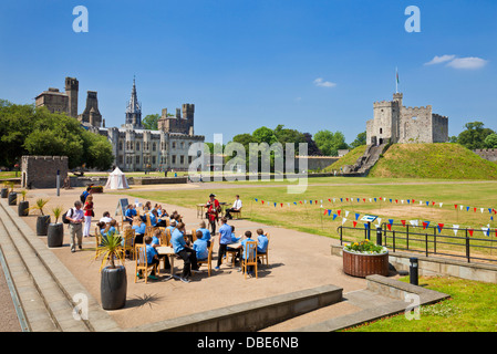 Dans l'enceinte du château de Cardiff et manoir gothique avec le donjon normand Cardiff South Glamorgan Wales UK GB EU Europe Banque D'Images