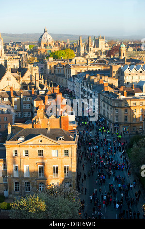 Mai au matin à Oxford, lorsqu'Magdalen College choir chantent à l'aube comme le soleil se lève et les gens envahissent les rues . Banque D'Images