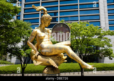 Statue et horloge indiquant l'heure de tremblement de terre de Kobe en 1995, Higashi-yuenchi park, Kobe Japon Banque D'Images