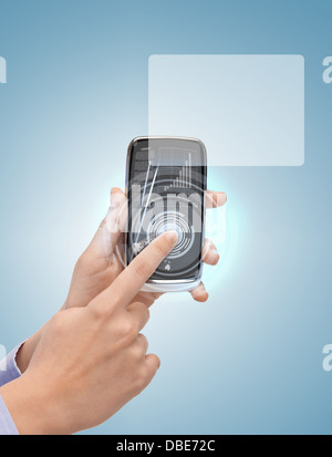 L'homme part avec le smartphone et l'écran virtuel Banque D'Images