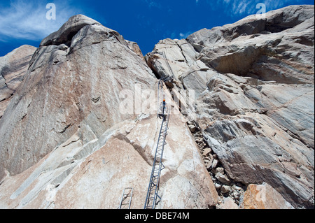Des échelles sur un rocher au-dessus de la Mer de Glace, Mont Blanc, Chamonix, France, Europe (MR) Banque D'Images