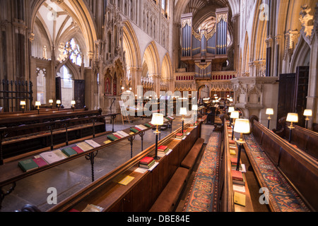 L'Quire à Wells Cathedral, Somerset, Royaume-Uni montrant le siège de l'évêque ou cathedra. Banque D'Images