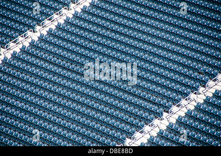 Stade de football Empty Seating États-Unis // ÉTATS-UNIS - un stade de football professionnel vide présente son terrain de jeu immaculé, avec de l'herbe méticuleusement entretenue et des poteaux de but proéminents avec leurs barres transversales distinctives. Les sièges vacants du stade s'élèvent en arrière-plan, créant une atmosphère d'anticipation pour le rugissement de la foule et l'excitation du jour de match. Banque D'Images