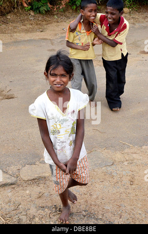 Une jeune fille tamoule et deux jeunes garçons tamouls jouent sur une plantation de thé au Sri Lanka Banque D'Images