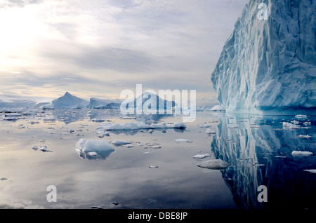 Les glaciers et les icebergs flottent dans la mer près de l'Antarctique, l'Antarctique Neko Harbour Banque D'Images