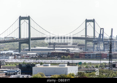 La Schuylkill Expressway pont sur la rivière Delaware dans le sud de Philadelphie, Pennsylvanie, avec la CSX Transportation Sud de Philadelphie, à l'avant-plan. Banque D'Images