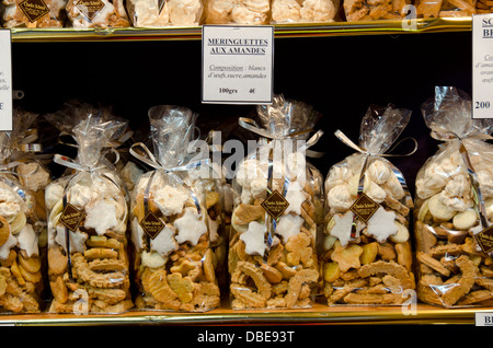 France, Alsace, Colmar. Marché de Noël de la ville historique de Colmar, maison de vacances gingerbread cookies. Banque D'Images