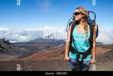 Randonneur bénéficie d'vue sur le sentier des sables bitumineux coulissante à Parc National de Haleakala sur Maui Banque D'Images