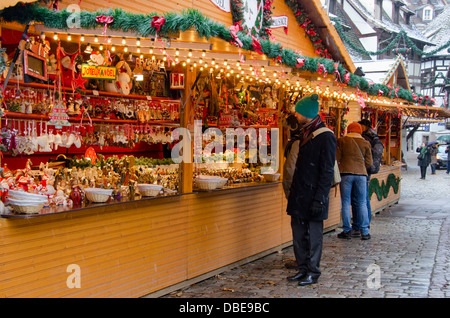 France, Alsace, Strasbourg, Grand Island Ville de Petite France. Marché de Noel, cadeau de vendeur. L'UNESCO. Banque D'Images