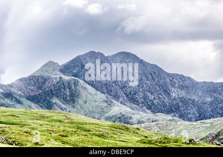 Parc national de Snowdonia montagnes pays de Galles / PARC NATIONAL DE SNOWDONIA, pays de Galles — les pics rocheux et les larges vallées s'étendent à travers la vue le long de la route A4086 à travers le parc national de Snowdonia. Le paysage est typique de cette partie du nord-ouest du pays de Galles, où les lignes de crête accidentées laissent place à un vaste pays ouvert. Le parc a été désigné le 18 octobre 1951 - le troisième parc national établi au Royaume-Uni - et couvre aujourd'hui 823 miles carrés (2 130 km2), avec environ 4 millions de visiteurs arrivant chaque année. En novembre 2022, la National Park Authority a décidé de donner la priorité au nom gallois Banque D'Images
