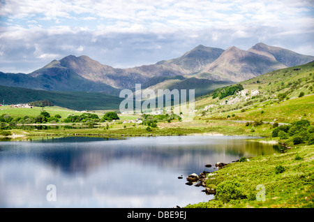 SNOWDONIA, pays de Galles — les montagnes escarpées du nord du parc national de Snowdonia vues le long de la route A4086. Cet itinéraire pittoresque offre des vues spectaculaires sur la campagne galloise, avec ses sommets imposants, ses paysages rocheux et ses vallées étendues, ce qui en fait un trajet populaire pour les passionnés de nature qui explorent le parc. Banque D'Images