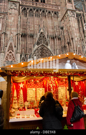 France, Alsace, Strasbourg, Grand Island. Marché de Noël en face de la cathédrale gothique historique, vers 1176. L'UNESCO. Banque D'Images