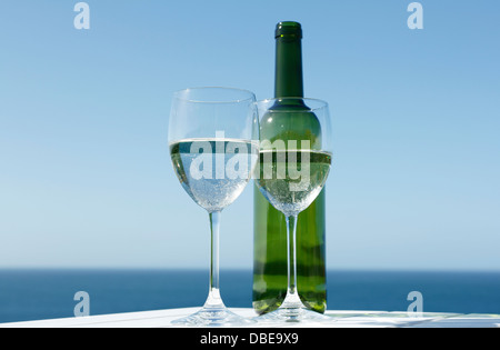 Verres de vin à l'océan Banque D'Images