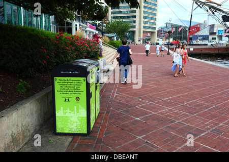 BigBelly solar powered, détritus-compactant et les bacs de recyclage, du port, de la ville de Baltimore, Maryland, États-Unis d'Amérique Banque D'Images