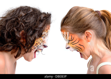 De belles jeunes filles avec feline visages peints, Tiger et Leopard Banque D'Images