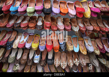 Chaussures en vente sur Brick Lane Market, Londres Royaume-Uni Banque D'Images