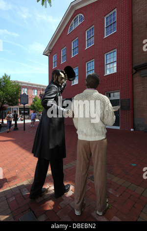 Retour Visite de Lincoln Square, statue en l'honneur d'Abraham Lincoln Discours de Gettysburg, Gettysburg, Pennsylvanie, USA Banque D'Images