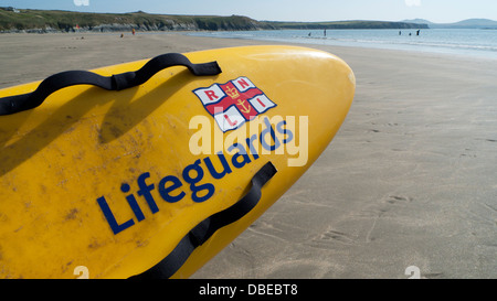 Logo de la RNLI sauveteurs signe sur surfboard at Whitesands Bay Ouest Pembrokeshire Wales UK Banque D'Images