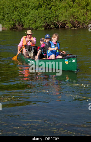 Y compris le père de famille trois filles et canot Canadian Canoe River Wye Hoarwithy Ross on Wye UK Banque D'Images