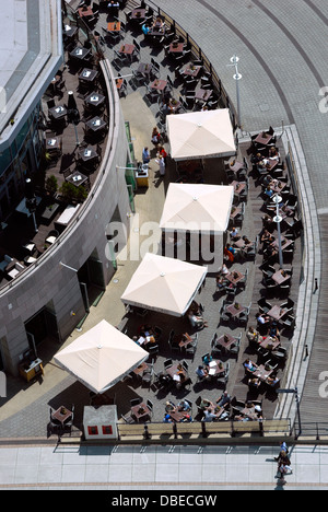 Une vue aérienne de diners/visiteurs à GUNWHARF QUAYS par le chantier naval historique, le port de Portsmouth, Hampshire, Angleterre. Banque D'Images