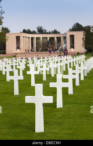 France, Normandie, Colleville sur Mer, Normandie American Cemetery and Memorial, croix marquant les tombes des soldats américains tombés. Banque D'Images