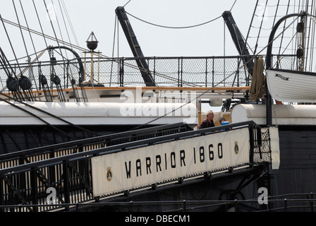 La passerelle / passerelle pour le HMS Warrior accosté au chantier naval historique dans le port de Portsmouth, Hampshire, England, UK. Banque D'Images