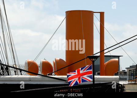 Une partie de l'HMS Warrior accosté au chantier naval historique dans le port de Portsmouth, Hampshire, England, UK. Banque D'Images