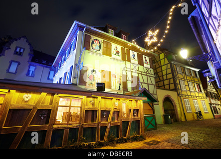 Hansi dessins décoration de Noël par nuit à la petite Venise. Colmar. Route des vins. Haut-Rhin. L'Alsace. France Banque D'Images