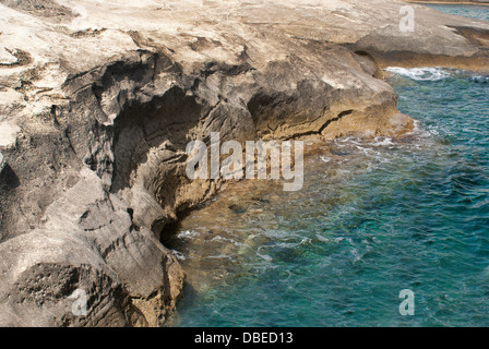 Grottes et formations rocheuses par la mer à zone de Sarakiniko sur île de Milos, Grèce Banque D'Images