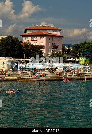 Opatija Croatie Côte Adriatique plage publique Banque D'Images