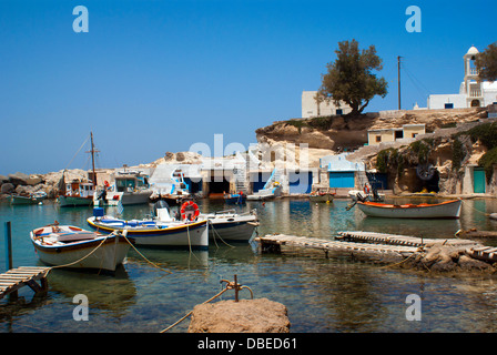 Village traditionnel de pêcheurs sur l'île de Milos, Grèce Banque D'Images