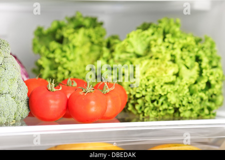 Divers légumes dans réfrigérateur Banque D'Images