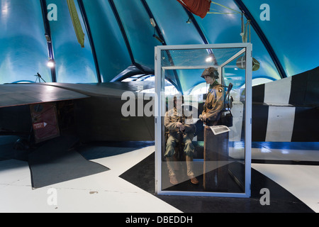 France, Normandie, Sainte Mère Eglise, Musée Airborne. Utah Beach diorama avec la troupe de chevaux et de parachutistes américains. Banque D'Images