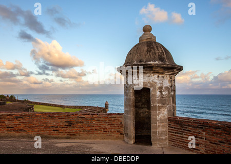 L'aube au San Cristobal fort dans le Vieux San Juan, Puerto Rico. Banque D'Images