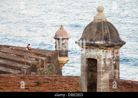 Guitarrist joue au début de la lumière du matin sur le mur de la San Cristobal fort dans le Vieux San Juan, Puerto Rico. Banque D'Images