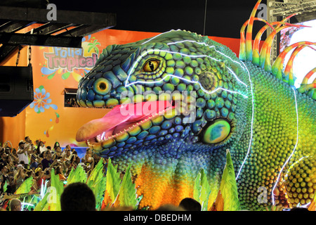 Un flotteur géant d'un lézard dans le Sambadrome pendant le Carnaval à Rio de Janeiro, Brésil, le lundi 11 février 2013. Banque D'Images