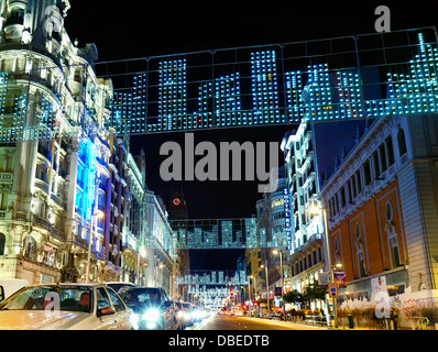 Le trafic à la rue Gran Via avec string lights au moment de Noël. Madrid. L'Espagne. Banque D'Images