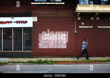 23 juillet 2013 - Cleveland, Ohio, États-Unis - Jésus veut être votre protecteur est peinte sur un mur à côté du garage un ont été l'un des 3 corps ont été trouvés dans la région de East Cleveland. Le père d'une jeune fille de 18 ans, qui ont disparu sur son chemin du retour d'un travail d'été plus tôt ce mois, a décrit l'horrible moment où il a appris que sa fille avait été assassinée. Van Terry et sa famille avaient distribué des dépliants pour essayer de trouver Shirellda Helen Terry, quand il a dit son corps est l'une des trois trouvés le samedi 27 juillet 2013. D'autres victimes Angela Deskins, 38 et 28 ans, Shetisha Sheeley, avait al Banque D'Images