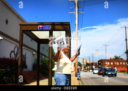 23 juillet 2013 - Cleveland, Ohio, États-Unis - un membre de la famille distribue des tracts près de la zone Shireloda Helen Terry's a disparu le 10 juillet, elle a quitté le travail à marcher le long du boulevard St Clair près de 146e st à Cleveland, Ohio. La famille met en place tous les jours et les mains des dépliants en espérant quelqu'un a de l'information sur leur fille. Van Terry et sa famille avaient distribué des dépliants pour essayer de trouver Shirellda Helen Terry, quand il a dit son corps est l'une des trois trouvés le samedi 27 juillet 2013. D'autres victimes Angela Deskins, 38 et 28 ans, Shetisha Sheeley, avait également été identifié par les autorités comme regis Banque D'Images