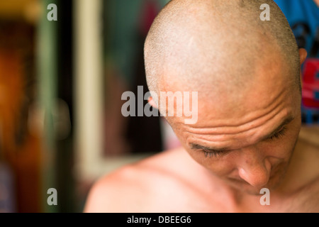 Des profils homme être rasé au salon de coiffure Banque D'Images