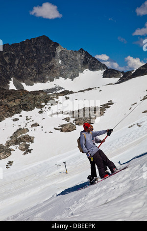 Deux surfeurs sur un raccord en T-bar sur Blackcomb Mountain à la mi-été Banque D'Images